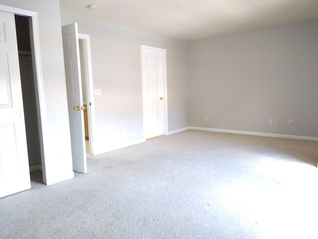 Building Photo - Fabulous Townhome Near Cherry Creek State ...