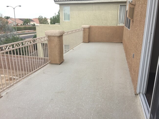 Building Photo - IMPECCABLE 2-STORY IN FANTASTIC NEIGHBORHOOD!