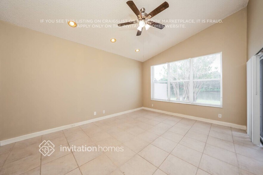 Building Photo - 9496 Lago Dr