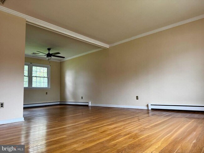 Building Photo - 119 Forsythia Dr