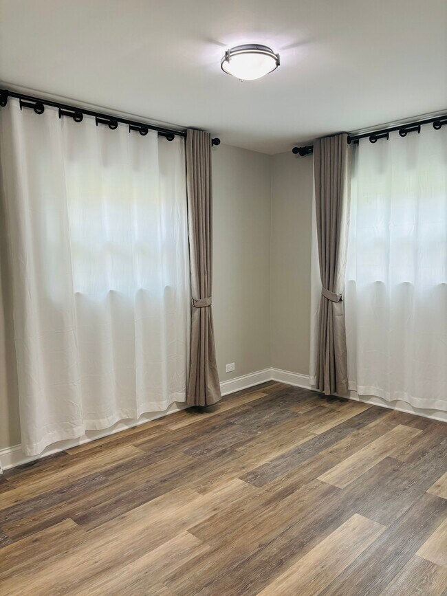 Luxurious drapes - 506 Forest Ave