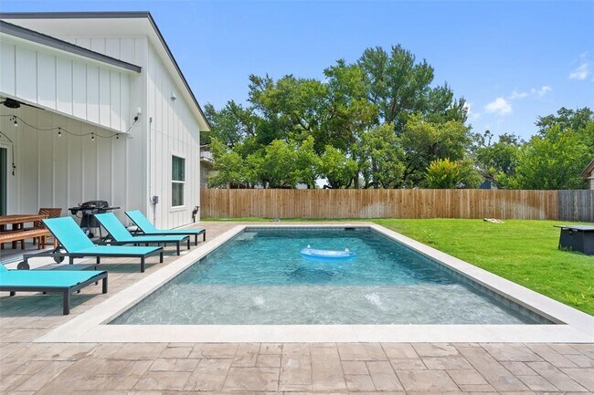 Building Photo - 2211 White Dove Pass