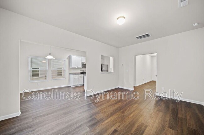 Building Photo - 916 S Battleground Ave