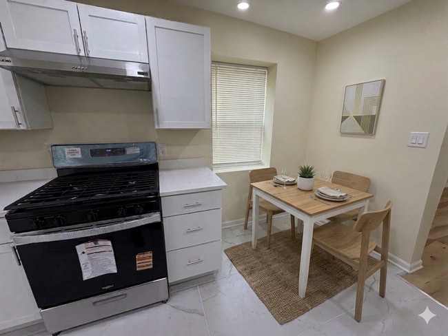 Building Photo - Stylish Renovated Home ! Move in Specials!