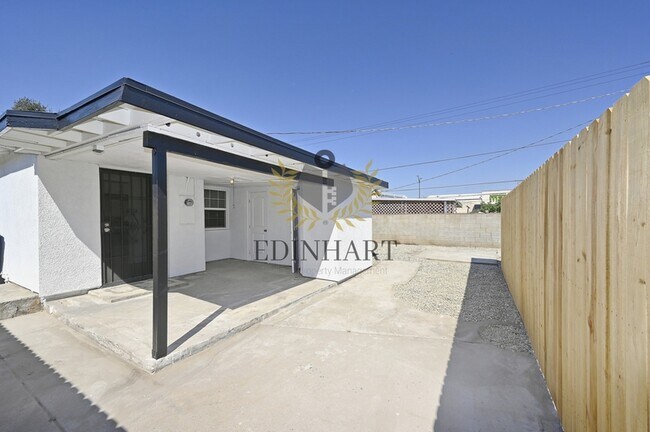 Building Photo - 1584 N Carruth Ave