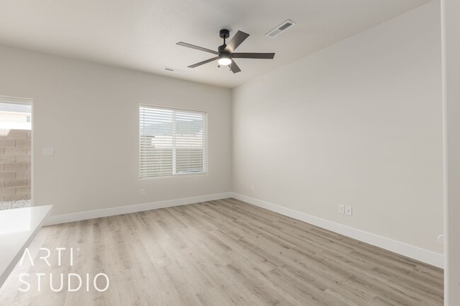 Building Photo - New Canyon Crest 3 Bedroom, 2.5 Bathroom T...