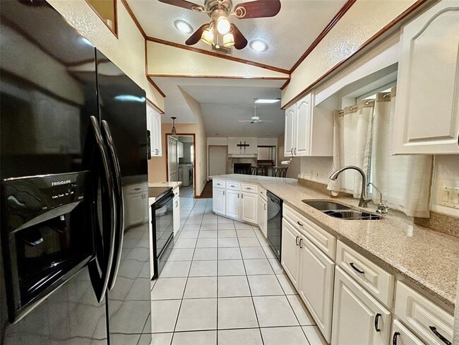 Building Photo - 25145 Mercedes Dr