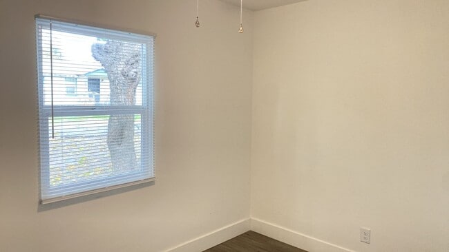 Building Photo - Recently Updated Delhi Home