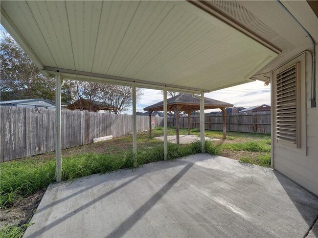 Building Photo - 3 bedroom 3 bath house