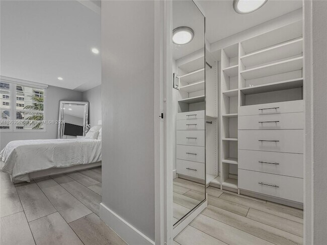 Building Photo - 100 Lincoln Rd