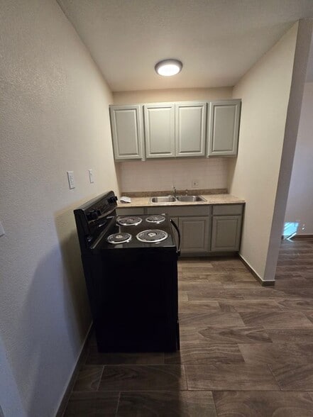 Building Photo - 624 E Roosevelt Ave