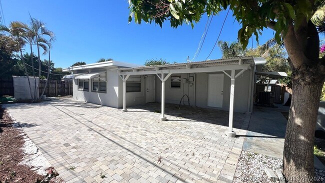 Building Photo - 1120 NE 23rd Pl