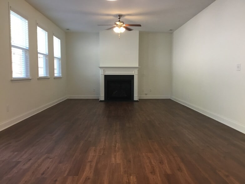 Building Photo - 206 Southfork Ln