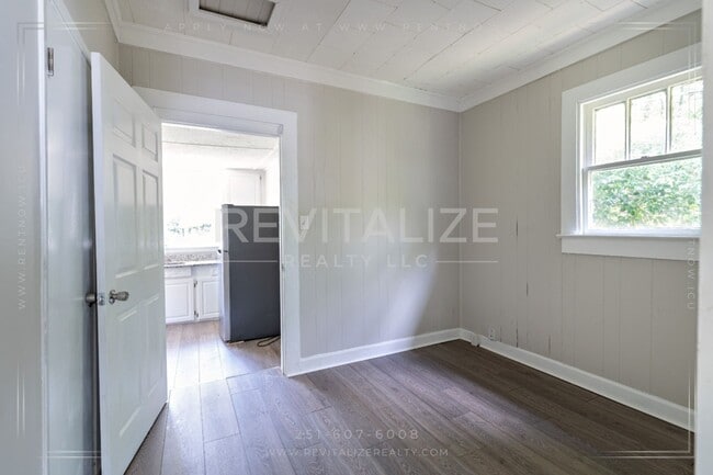 Building Photo - Renovated & Low-Maintenance 2-Bed Home