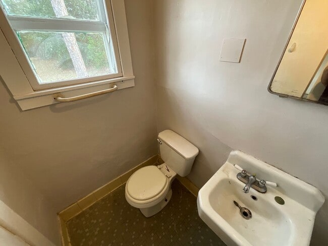 Building Photo - Cozy Cottage