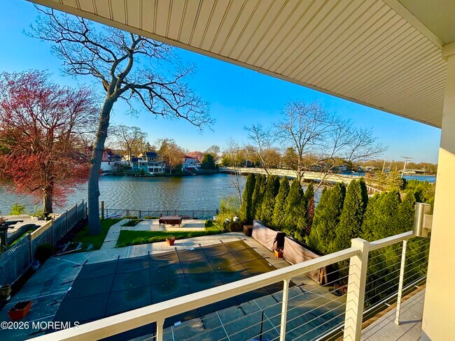 Building Photo - 1305 Locust Dr