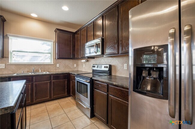 Building Photo - 433 Stonebrook Dr