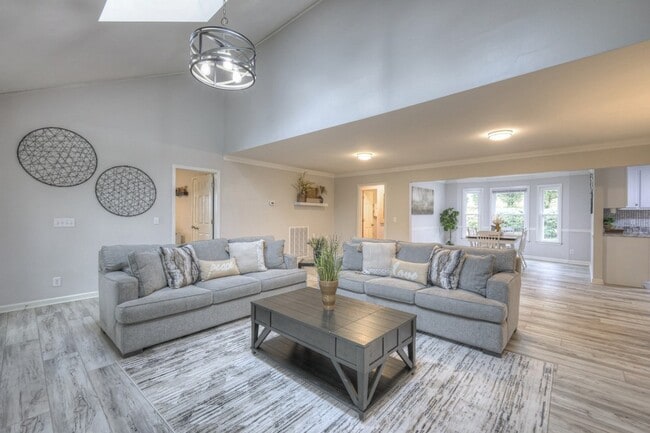 Building Photo - 204 Hogan Ln