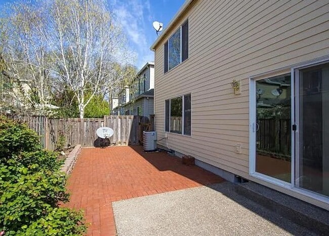 Building Photo - 739 NE 61st Ct