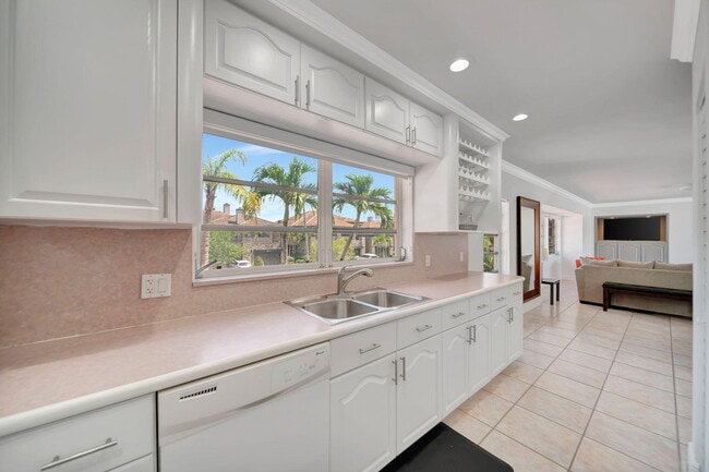 Building Photo - 2724 NE 14th St