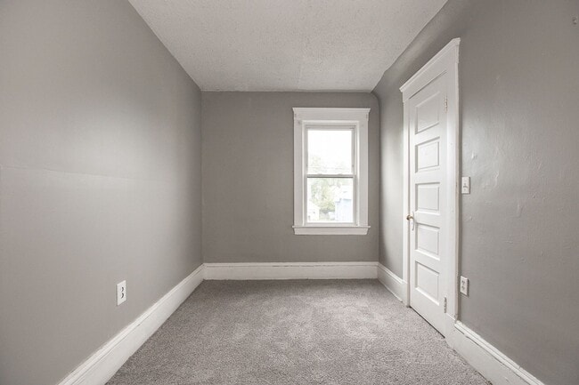 Building Photo - 4 BED 1 BATH SINGLE FAMILY HOME IN CLEVELAND!