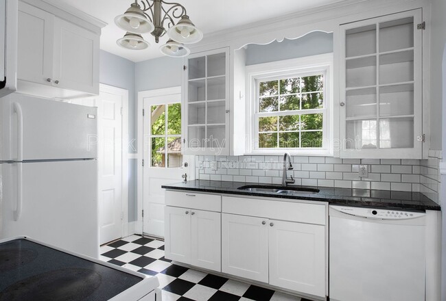 Building Photo - 1500 Cedar Ln