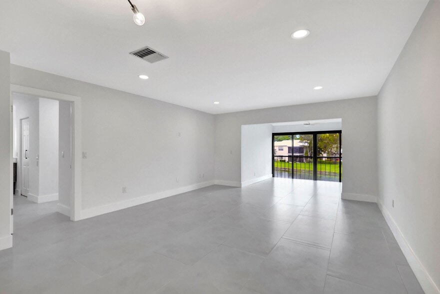 Building Photo - 7898 Eastlake Dr