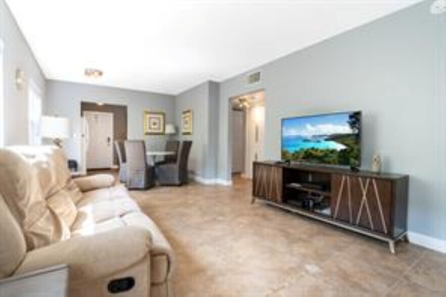 Building Photo - 2607 NE 8th Ave