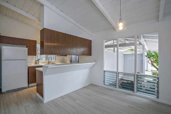 Building Photo - 735 Kapulena Loop