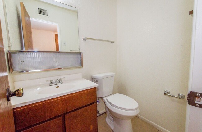 Building Photo - Charming Cul De Sac Home with Fireplace, Central A/C & Garage!