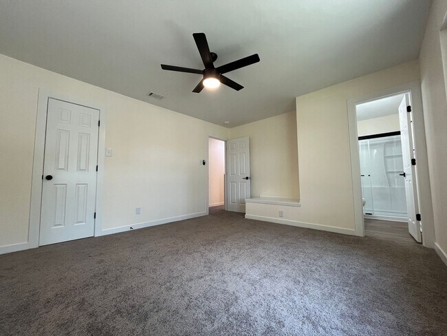 Building Photo - JUST RENOVATED 4/2.5 IN GREAT LEANDER LOCA...