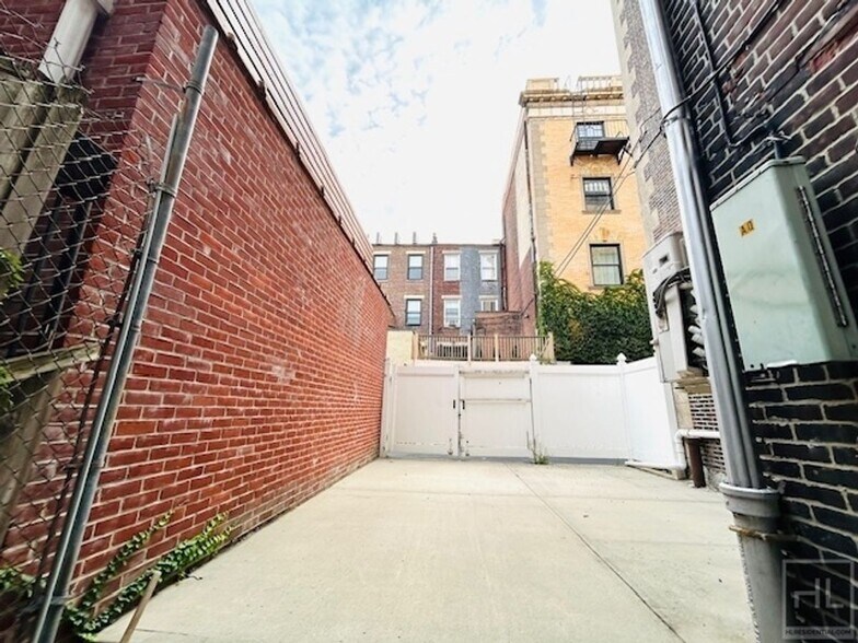 Building Photo - Enormous Striver's Row 2 Bedroom/Flex 3 Du...