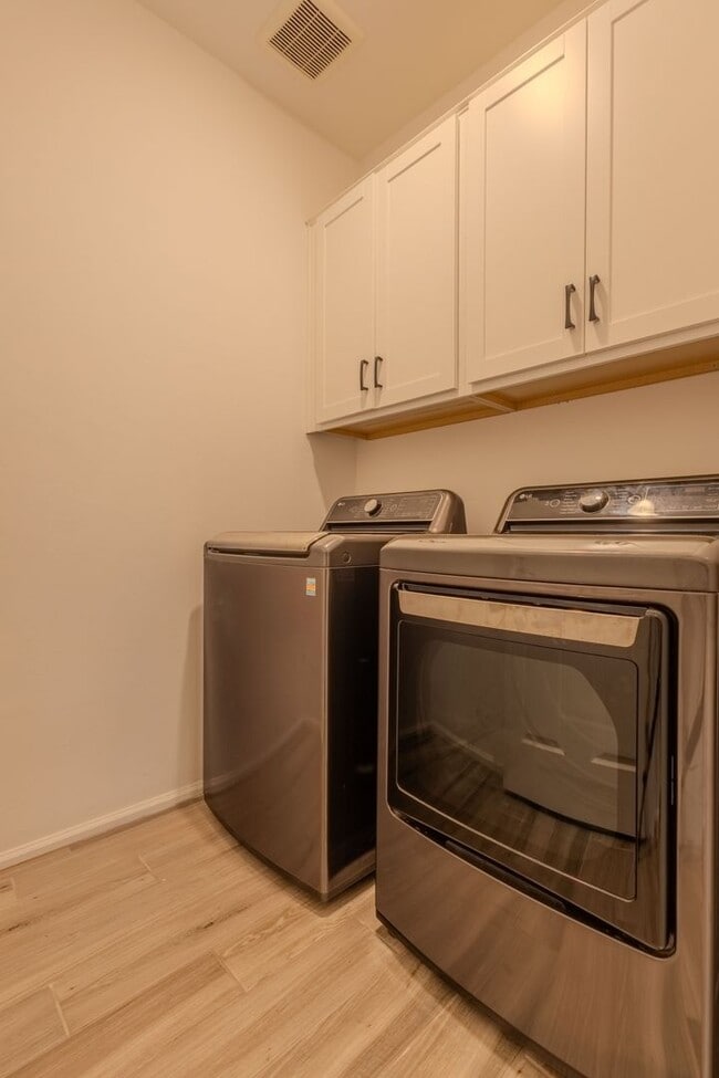 Building Photo - 3 Bedrooms, 2.5 Bathrooms