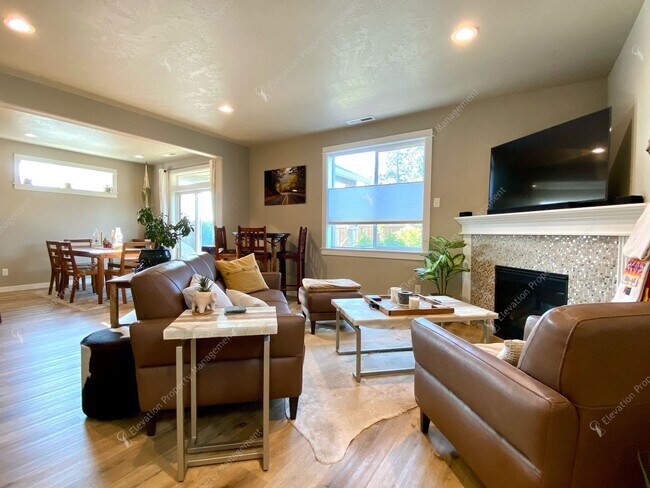 Building Photo - * Coming Soon * Beautiful Unfurnished 3-Be...