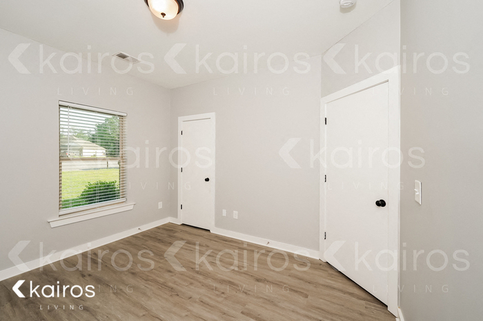 Building Photo - 647 White Oak Cir