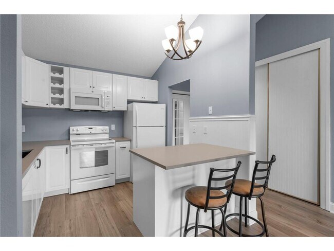 Building Photo - 3440 Golfview Dr