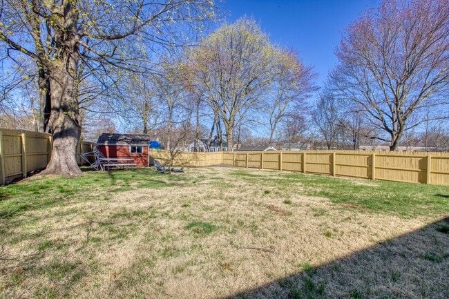 Building Photo - 3 Bedroom Single Family Rental - Fenced in yard