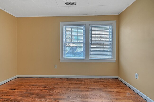 Building Photo - 3 Bdrms +Office / 2 baths Upstairs Apt - K...