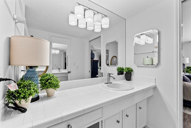 Building Photo - 604 S Ripple Creek Dr