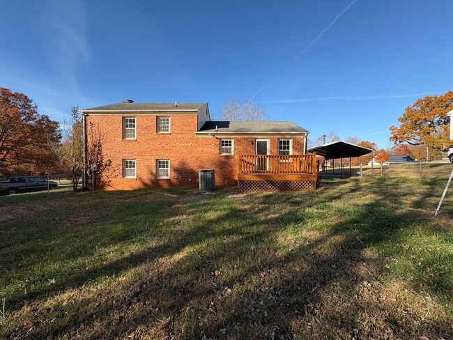 Building Photo - Spacious split level in Campell County near Waterlick/Leesville Rd