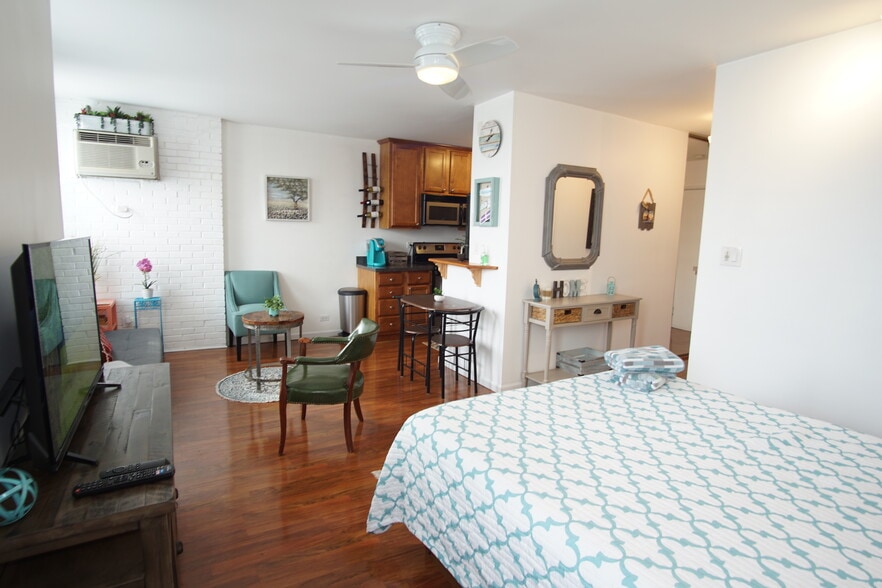 Building Photo - 636 W Webster Ave