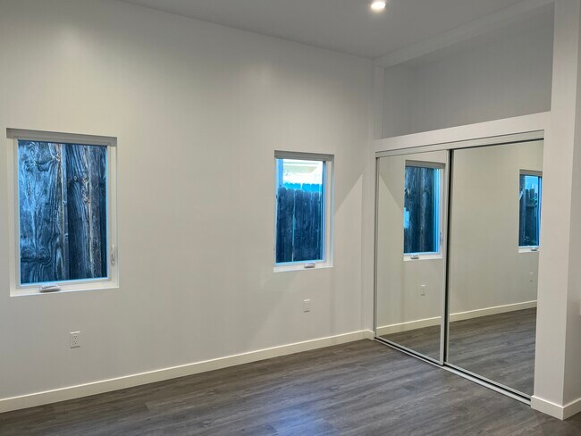 Building Photo - 1141 N Orange Dr