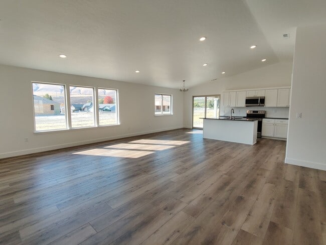 Building Photo - Stunning Newer Build in Benton City