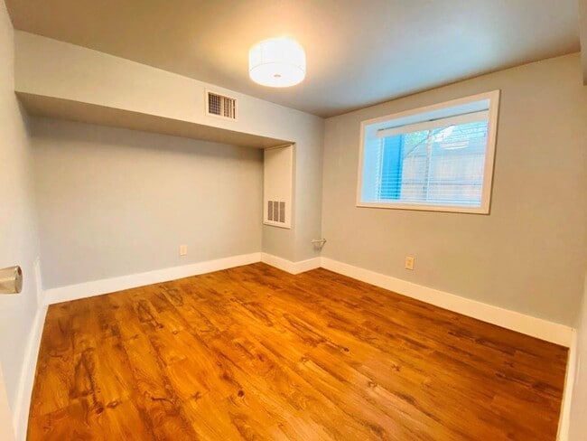 Building Photo - 2102 Brackenridge St