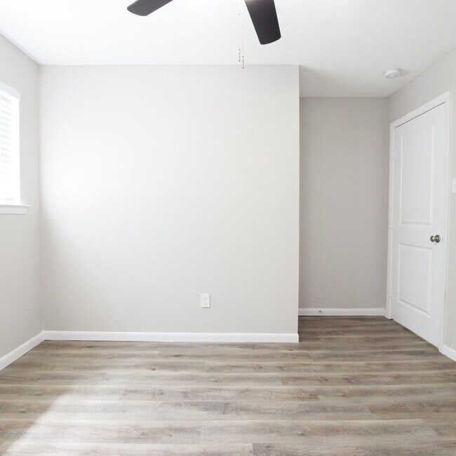 Building Photo - 3629 Venice Dr