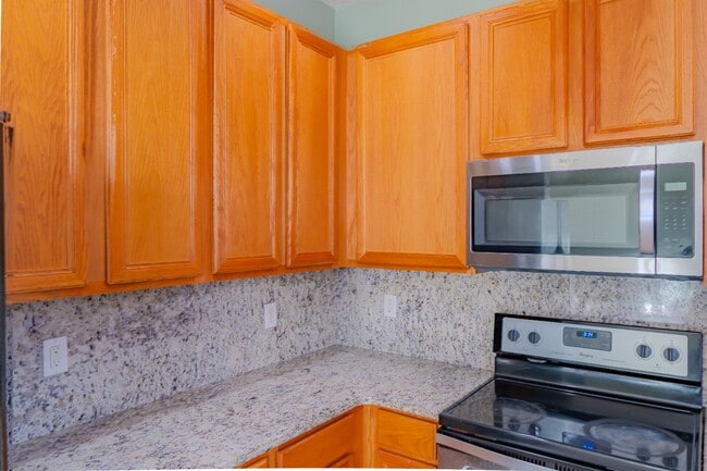 Building Photo - Modern 3-Bed Townhome with Garage & Patio in Casselberry – In-Unit Laundry, Central AC!