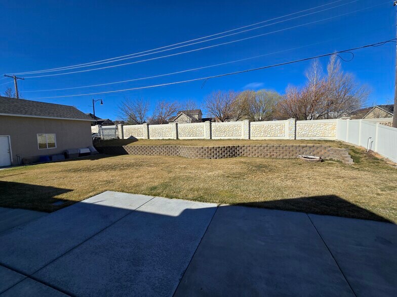 Building Photo - 13536 S Rose Hill Dr