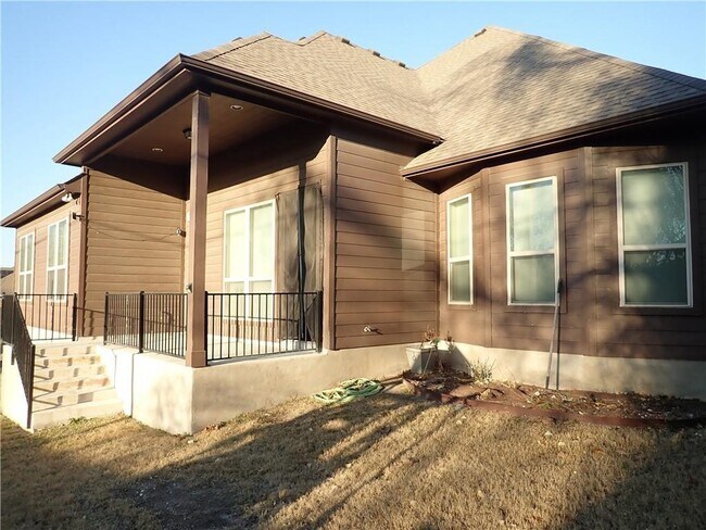 Building Photo - 409 Silver Trail