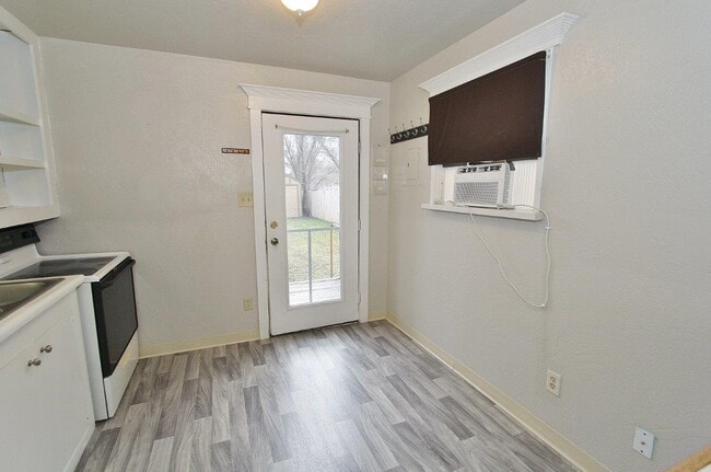 Building Photo - 815 E 1st St