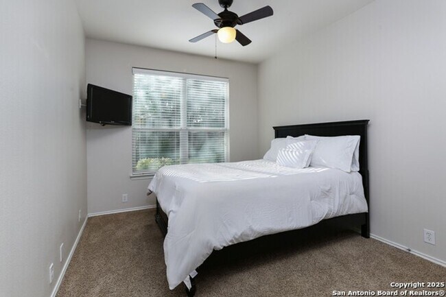 Building Photo - Charming 5-Bedroom Home for Rent in Gated ...